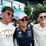 11.2 Checo Pérez recibe playera del América en el GP de Miami