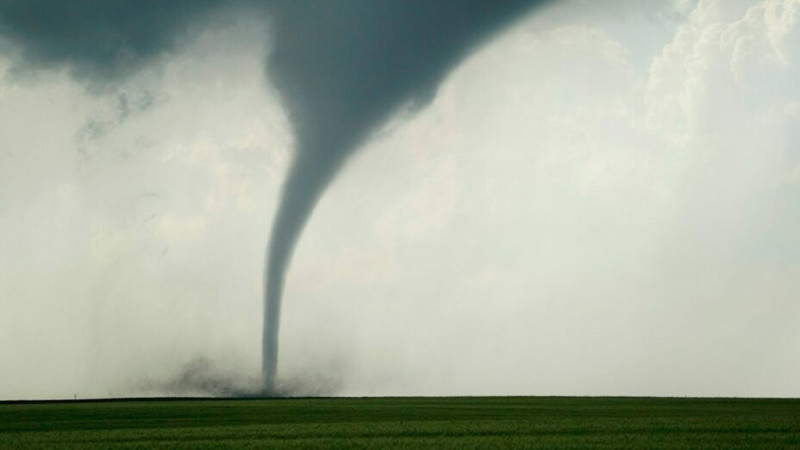 Nubarrones de Fuego: La Batalla entre la Lluvia y los Torbellinos que Divide al País